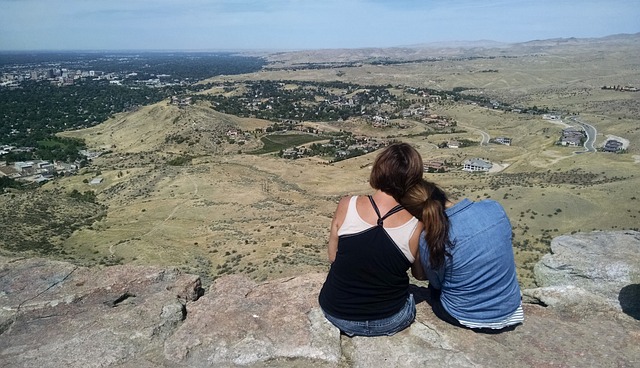 Two persons looking at the panorama of the Table Rock